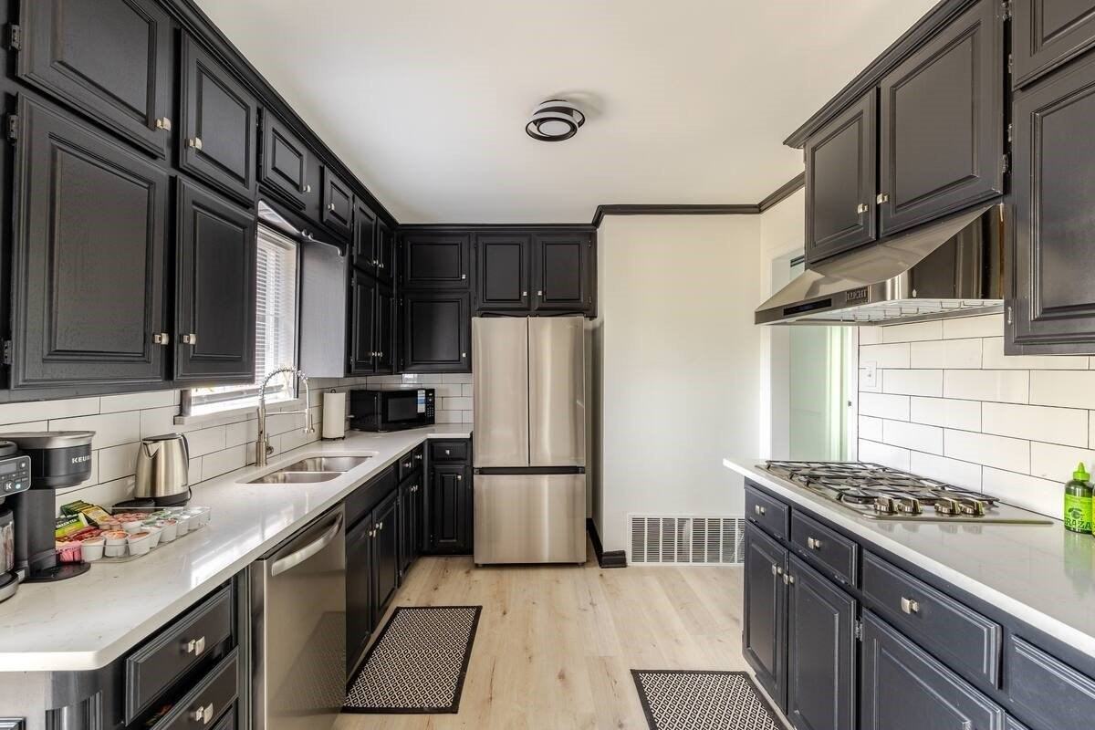 916 Acorn St - Photo 6 of 32