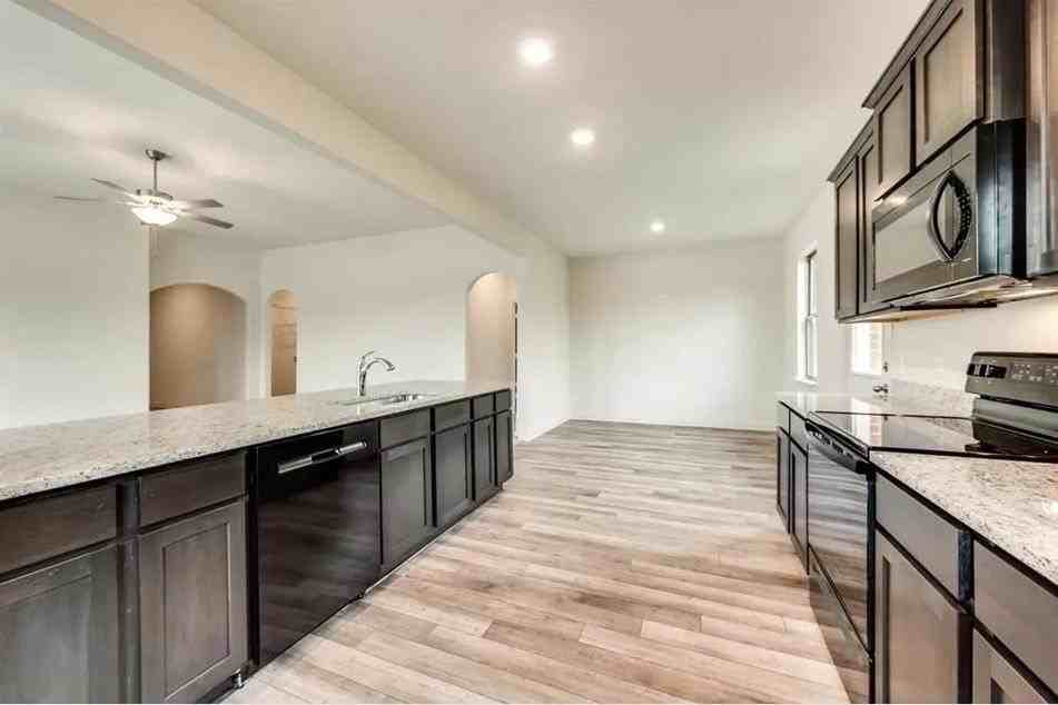 816 Mallorie Ln - Photo 4 of 13