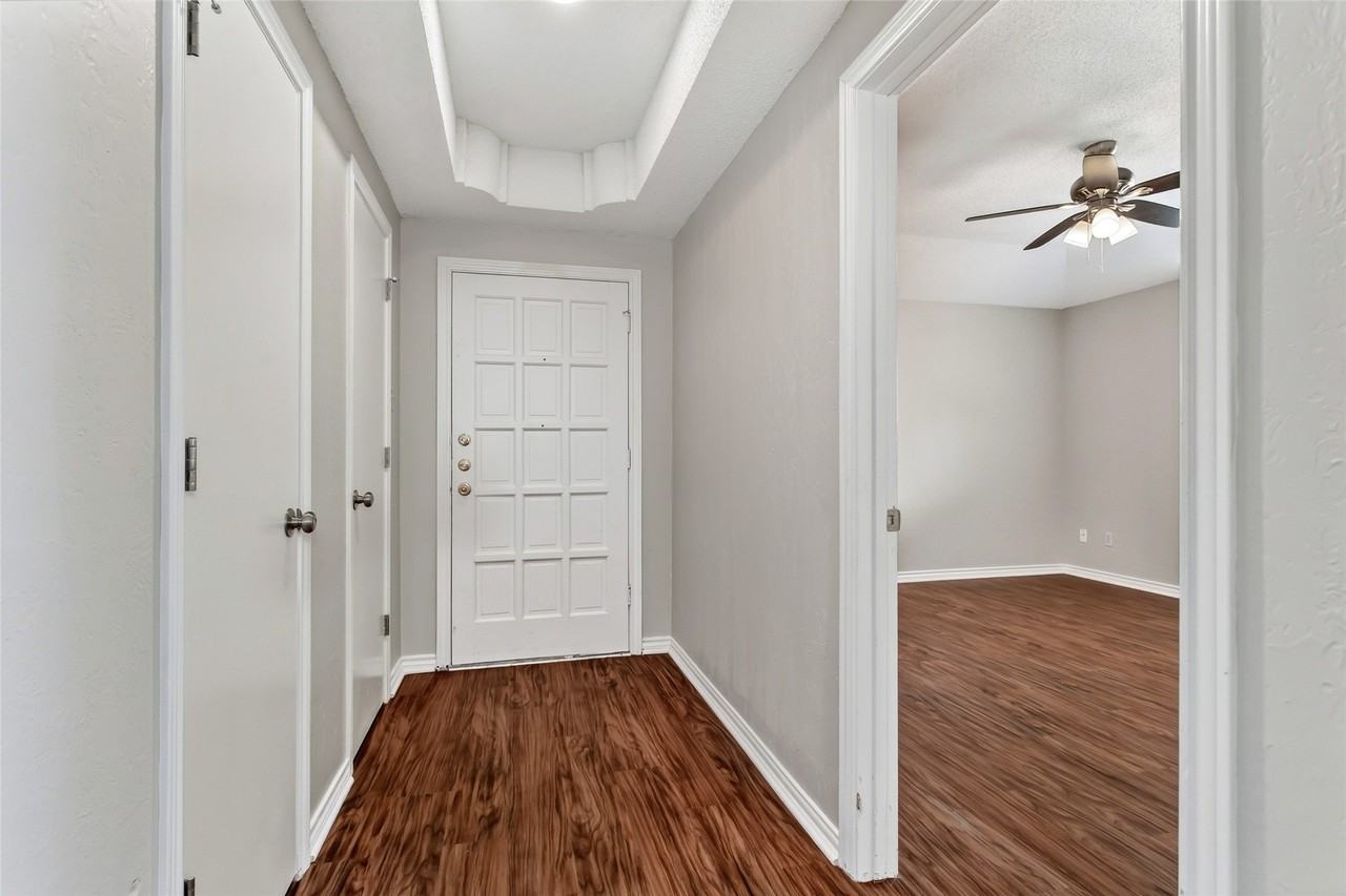 136 Shadybrook Dr - Photo 3 of 32