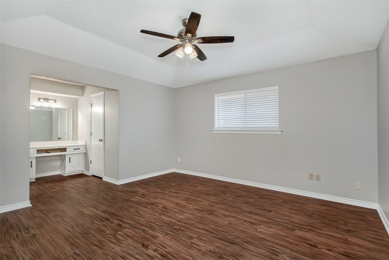136 Shadybrook Dr - Photo 4 of 32