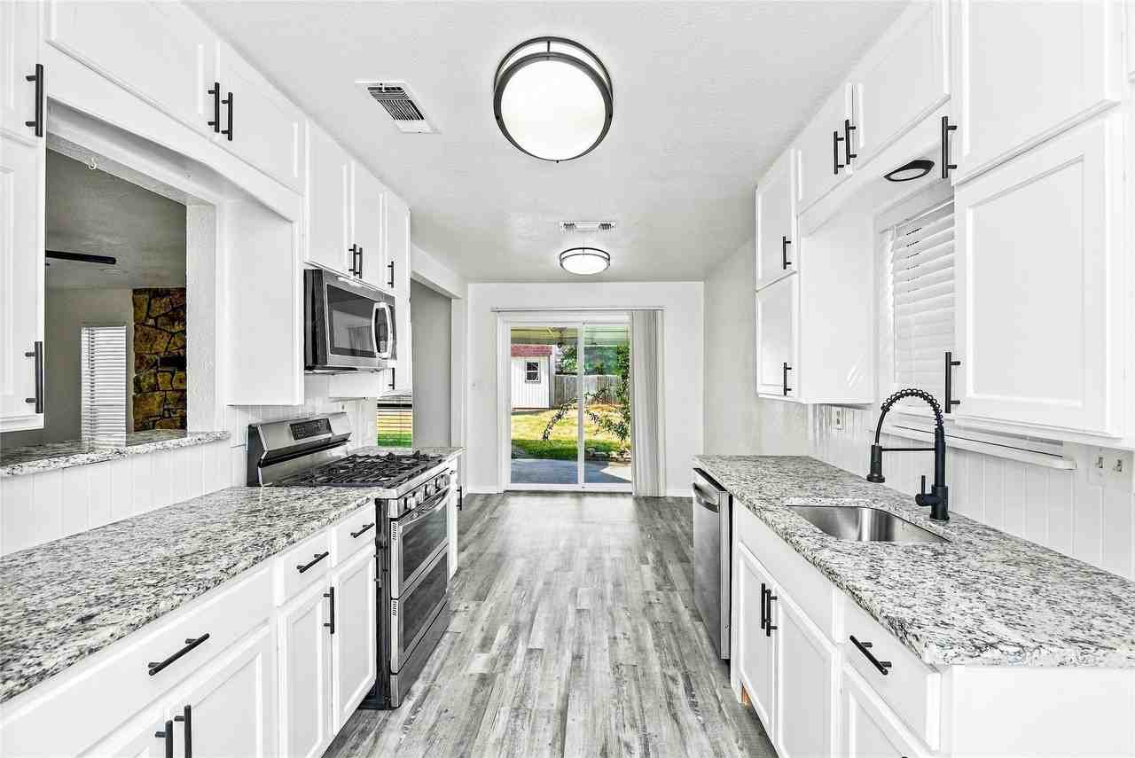 308 Hickorywood St - Photo 7 of 13