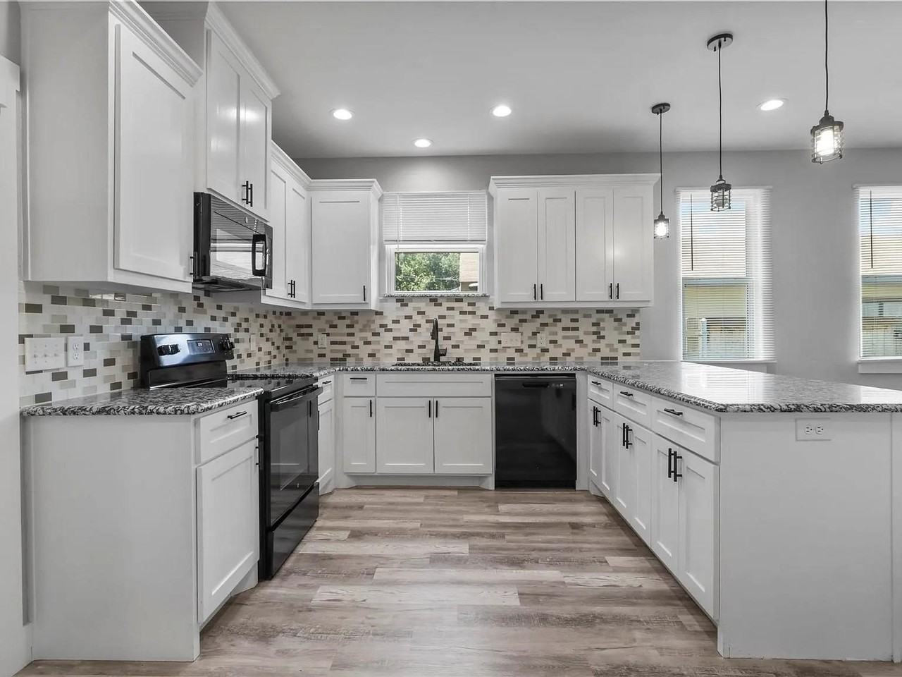 1104 W Elm St - Photo 3 of 29