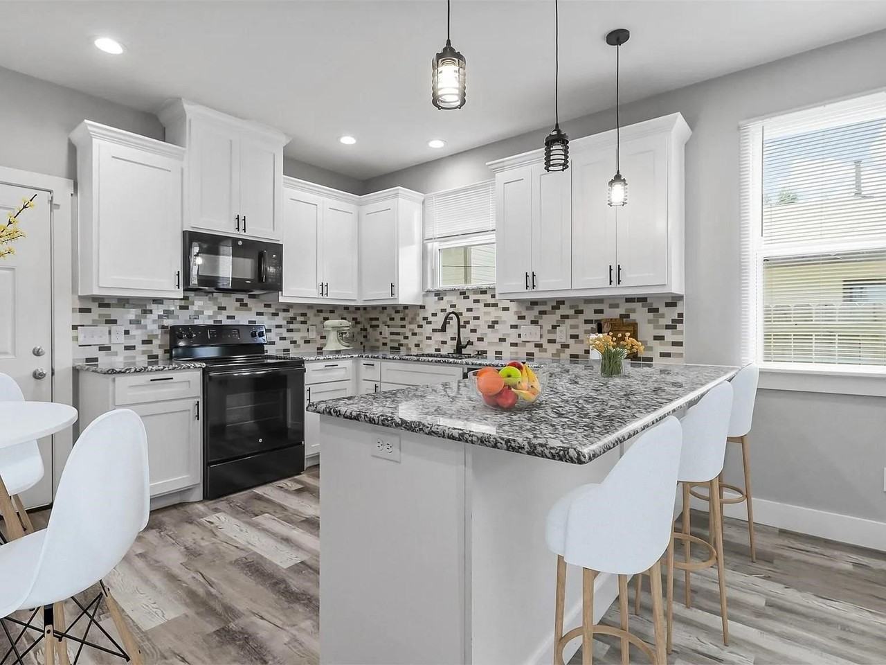 1104 W Elm St - Photo 4 of 29