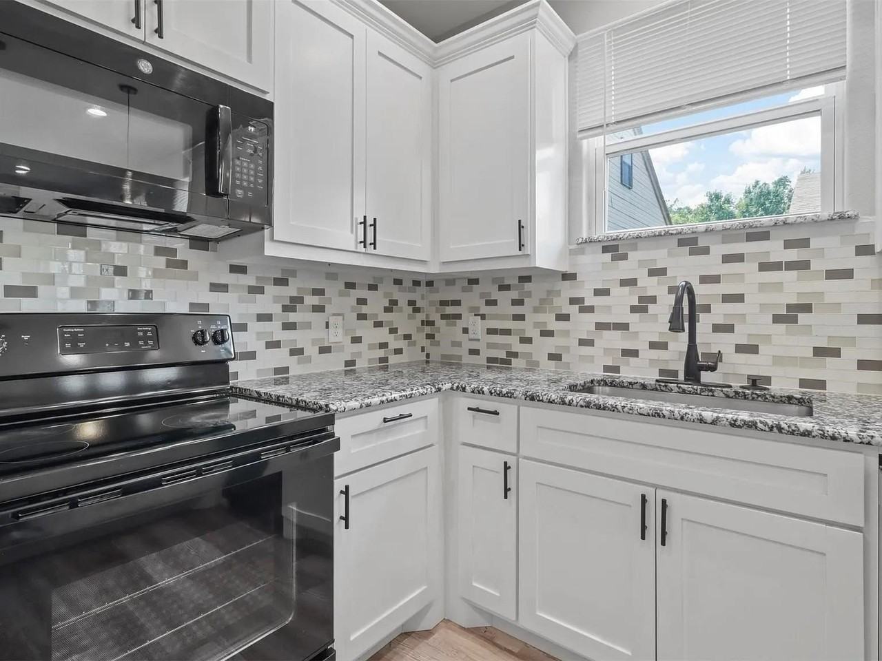 1104 W Elm St - Photo 5 of 29