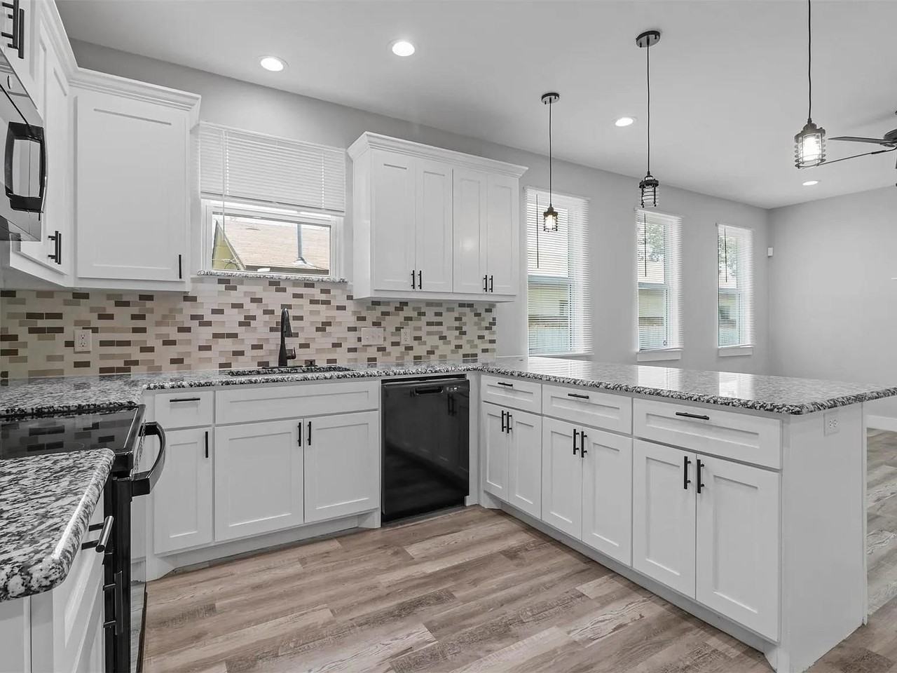 1104 W Elm St - Photo 6 of 29
