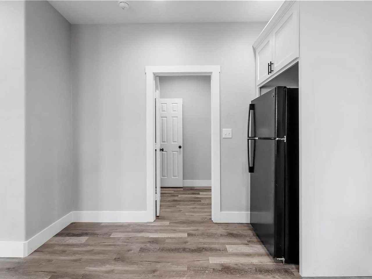 1104 W Elm St - Photo 7 of 29