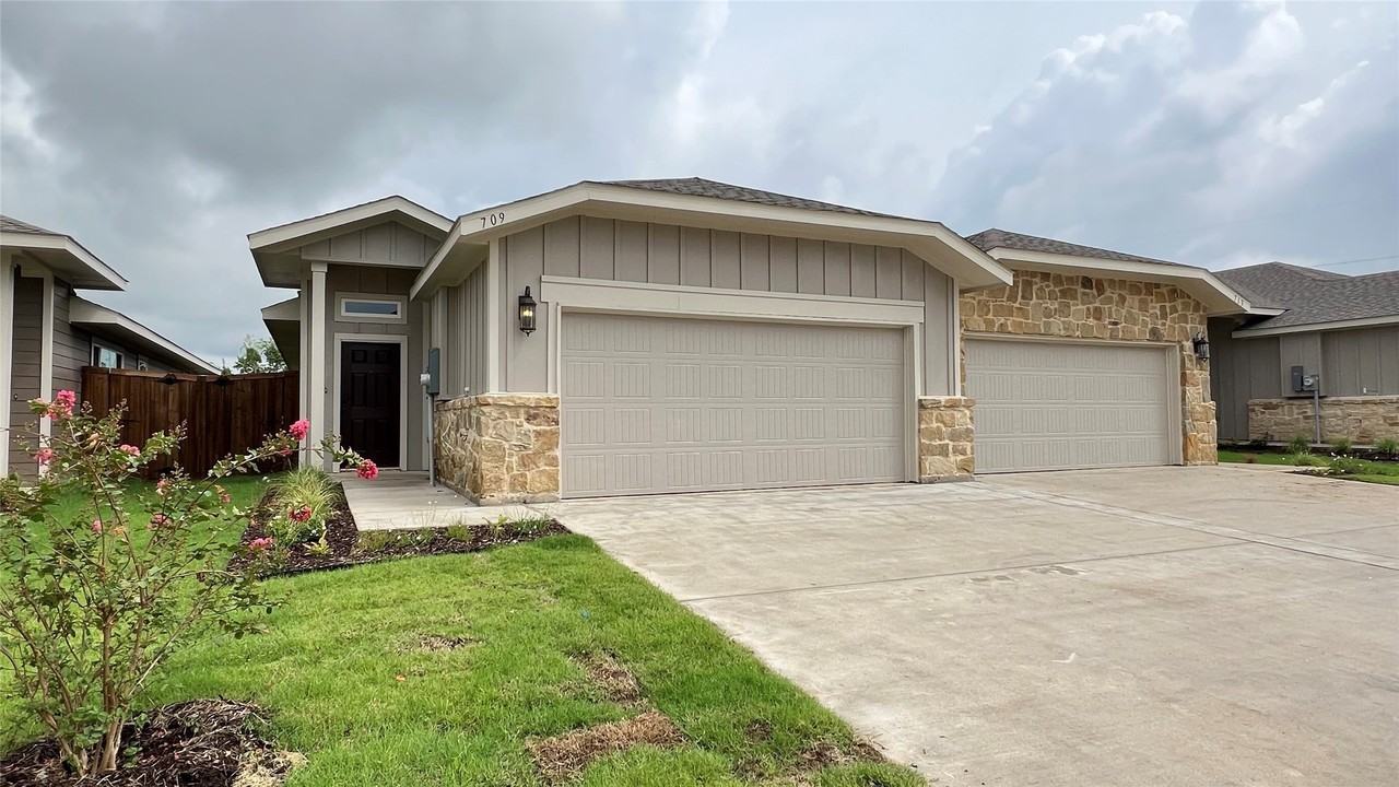 709 Blackland Dr - Photo 2 of 24