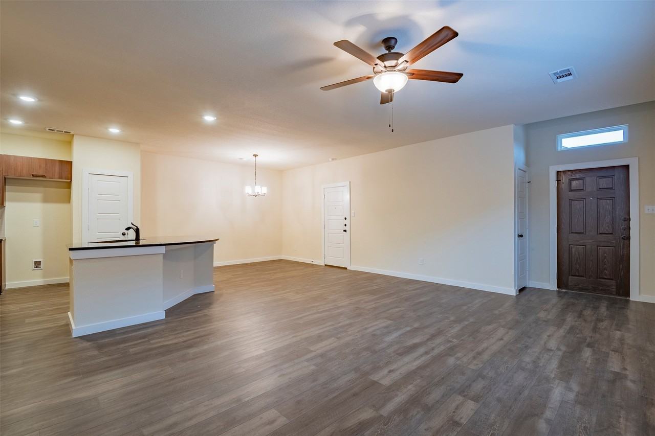 709 Blackland Dr - Photo 5 of 24