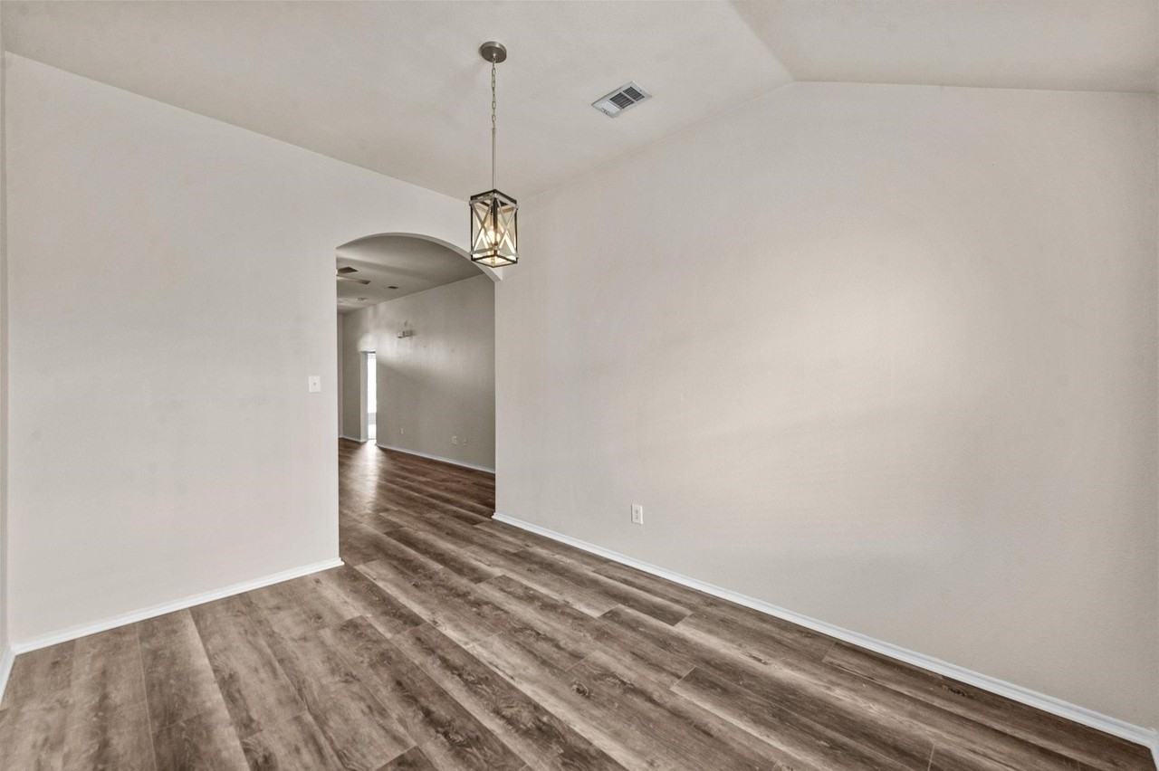 2032 Sunny Side Dr - Photo 2 of 9