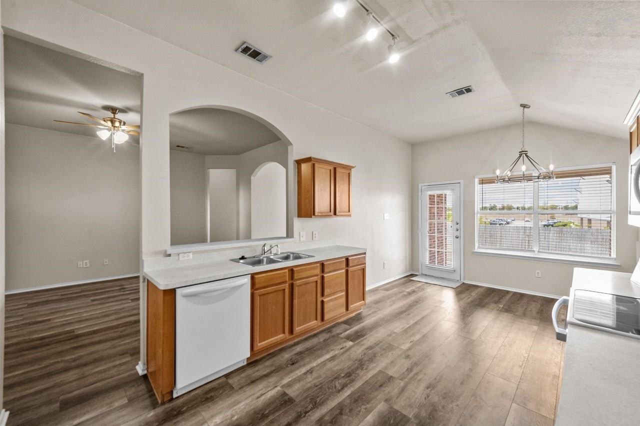 2032 Sunny Side Dr - Photo 3 of 9