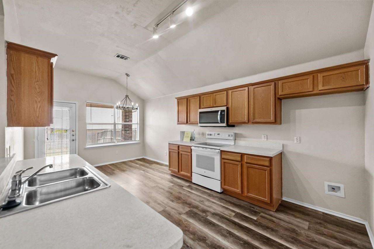 2032 Sunny Side Dr - Photo 4 of 9