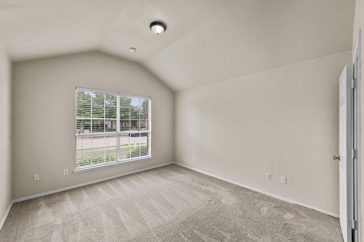 2032 Sunny Side Dr - Photo 7 of 9