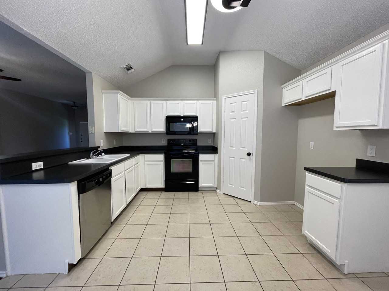 1405 High Crest Dr - Photo 4 of 14