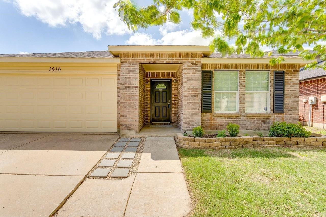 1616 Diamond Lake Trl - Photo 2 of 35