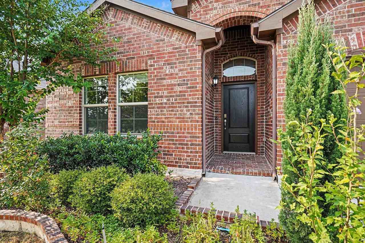 729 Rebecca Ln - Photo 2 of 29