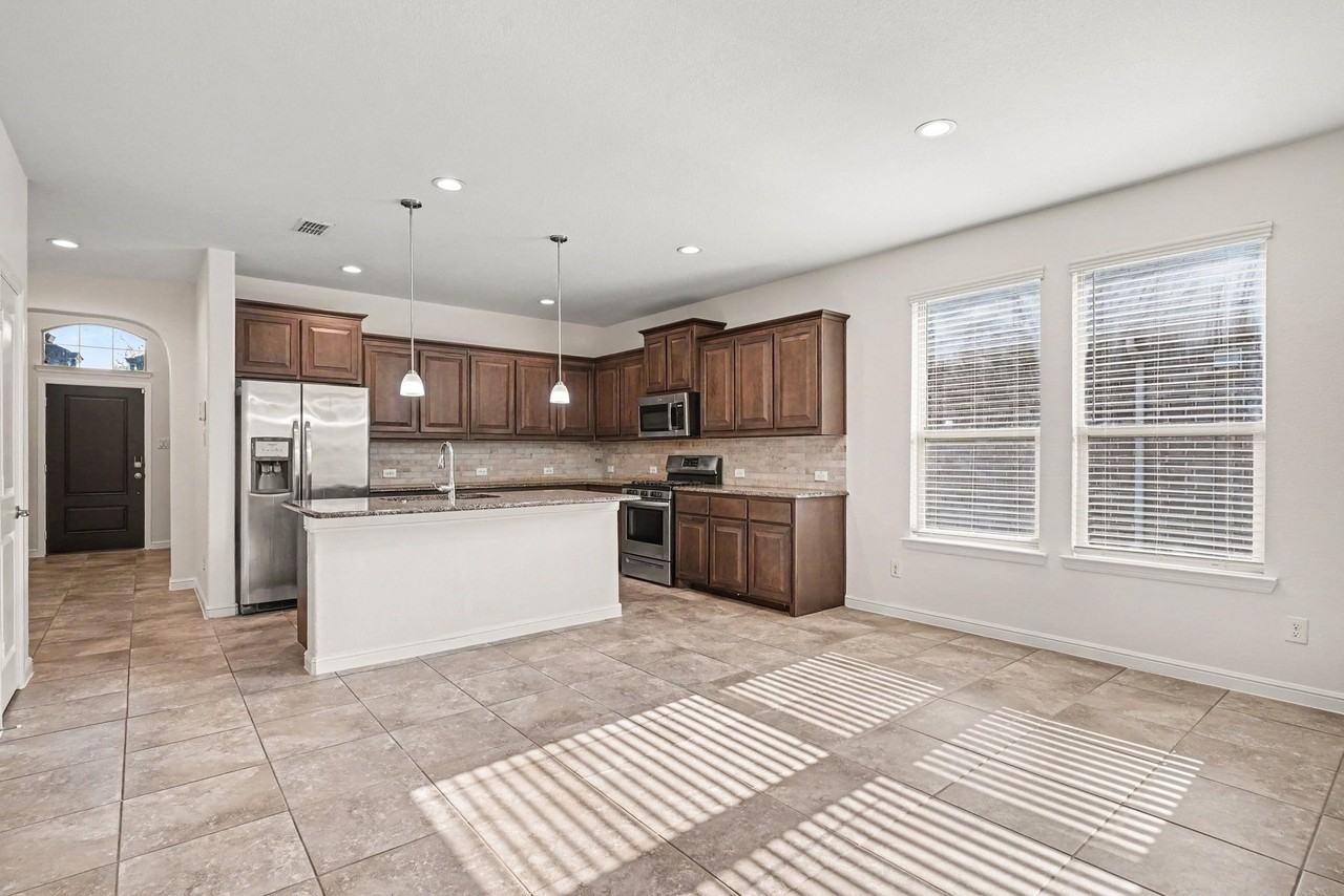 729 Rebecca Ln - Photo 3 of 29