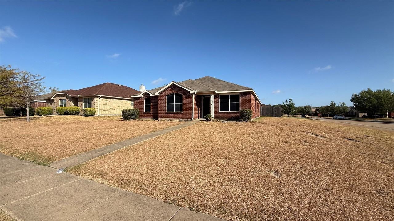 1815 Shanna Dr - Photo 2 of 24