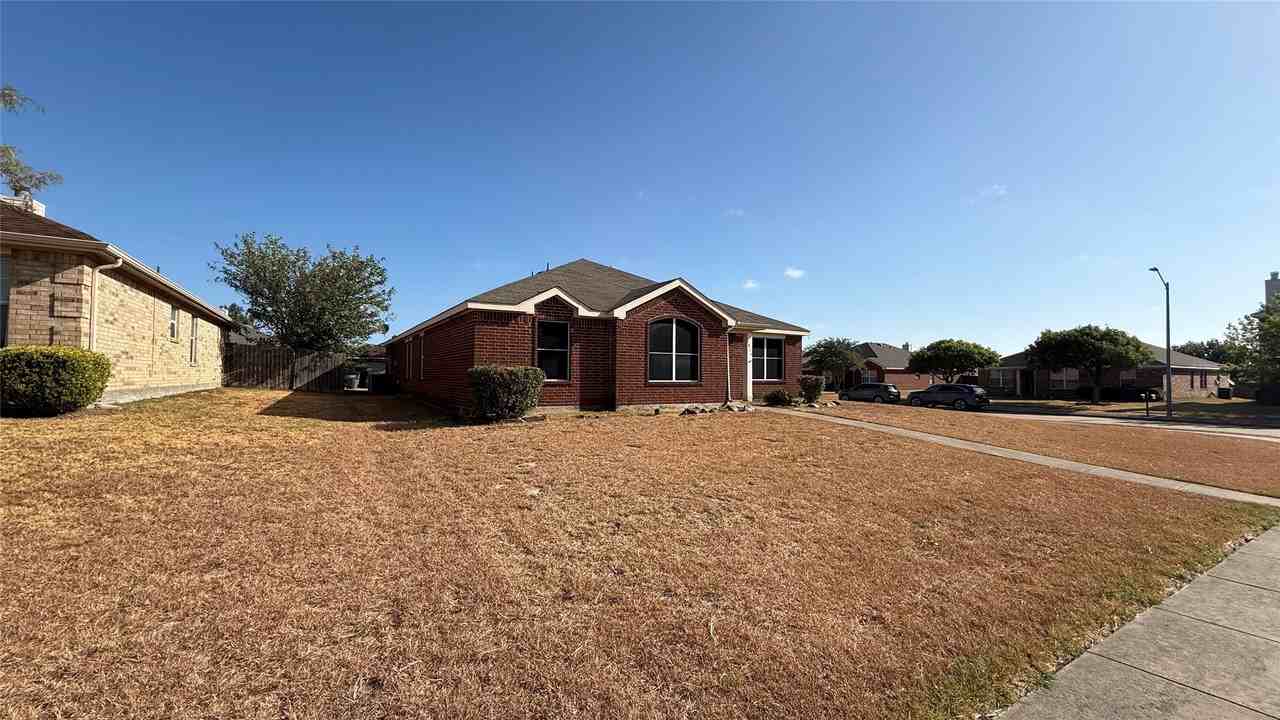 1815 Shanna Dr - Photo 3 of 24