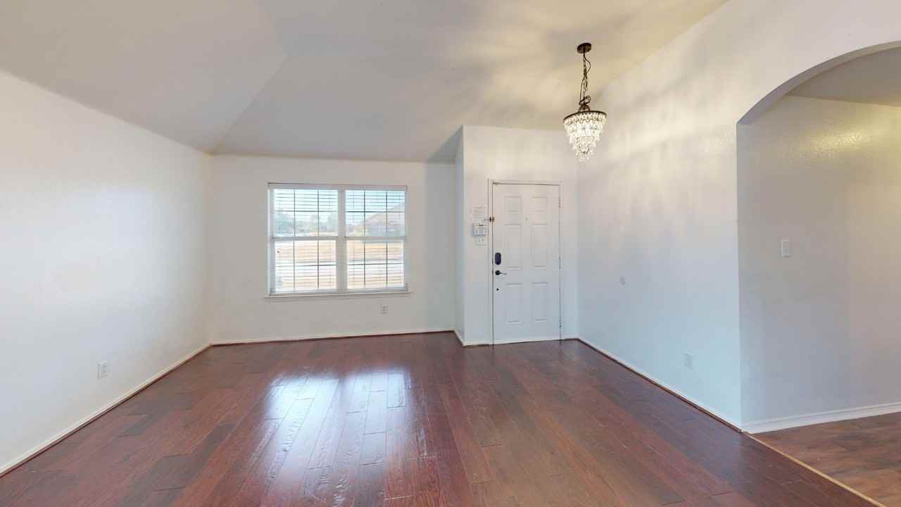 1815 Shanna Dr - Photo 4 of 24