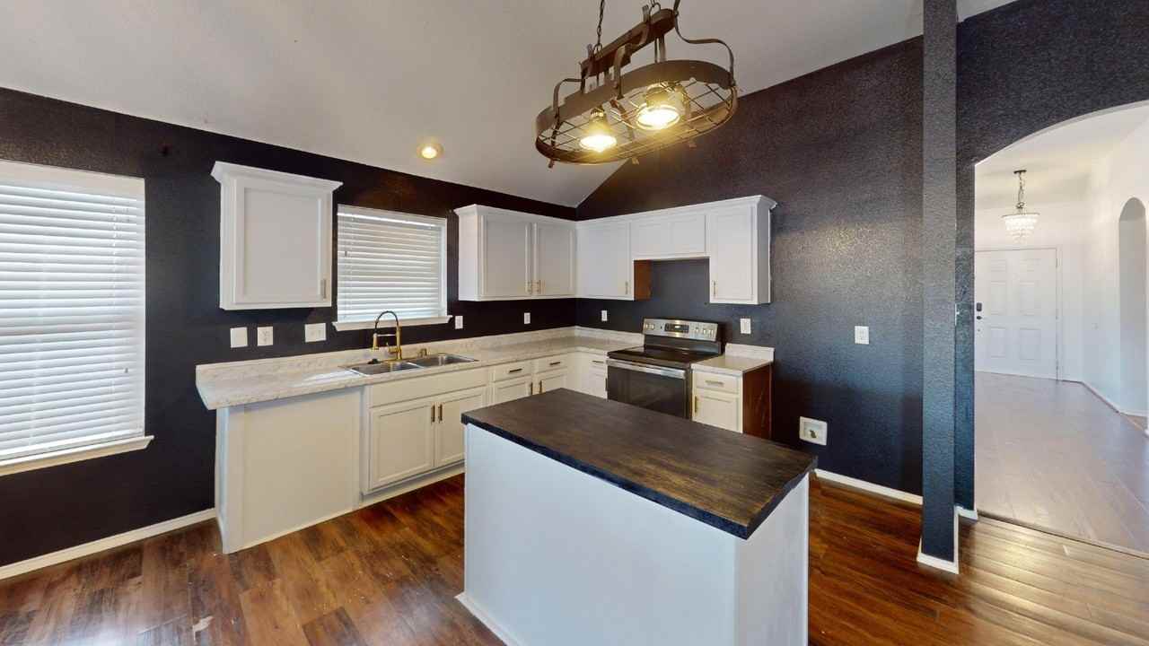 1815 Shanna Dr - Photo 6 of 24