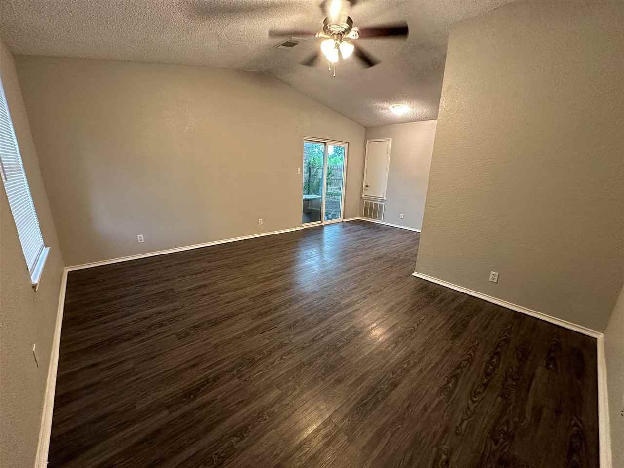 1459 Woodhall Ct - Photo 3 of 10