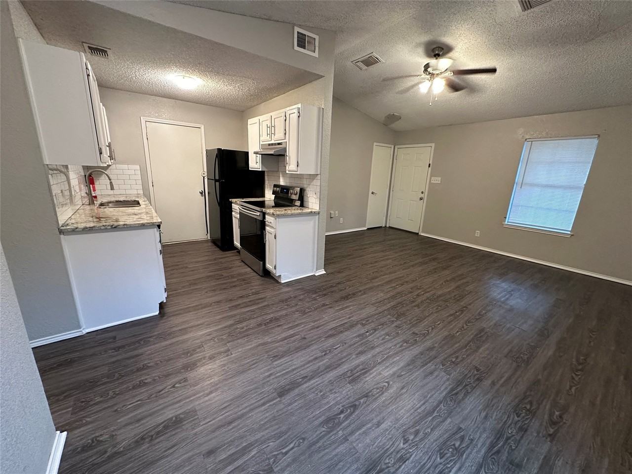 1459 Woodhall Ct - Photo 5 of 10