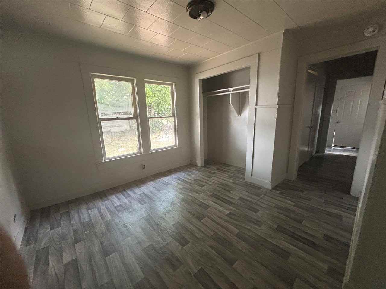 218 8th St - Photo 4 of 10