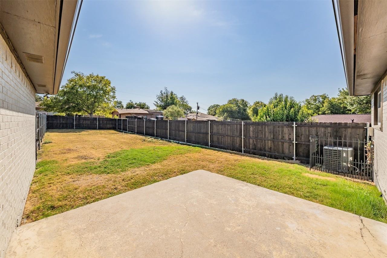 5812 Regatta Cir - Photo 4 of 31