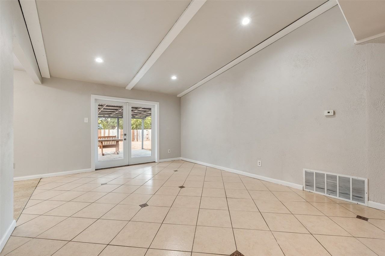 9829 Grove Oaks Blvd - Photo 2 of 18