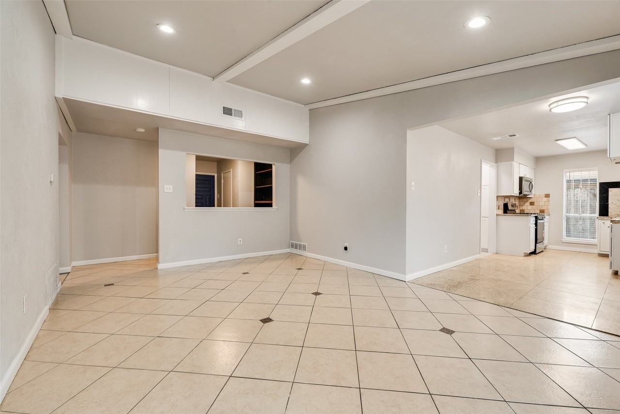 9829 Grove Oaks Blvd - Photo 3 of 18