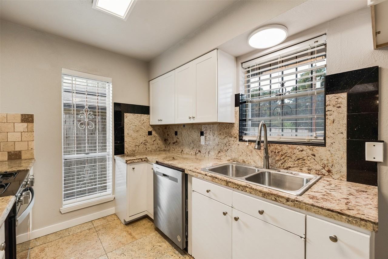 9829 Grove Oaks Blvd - Photo 6 of 18