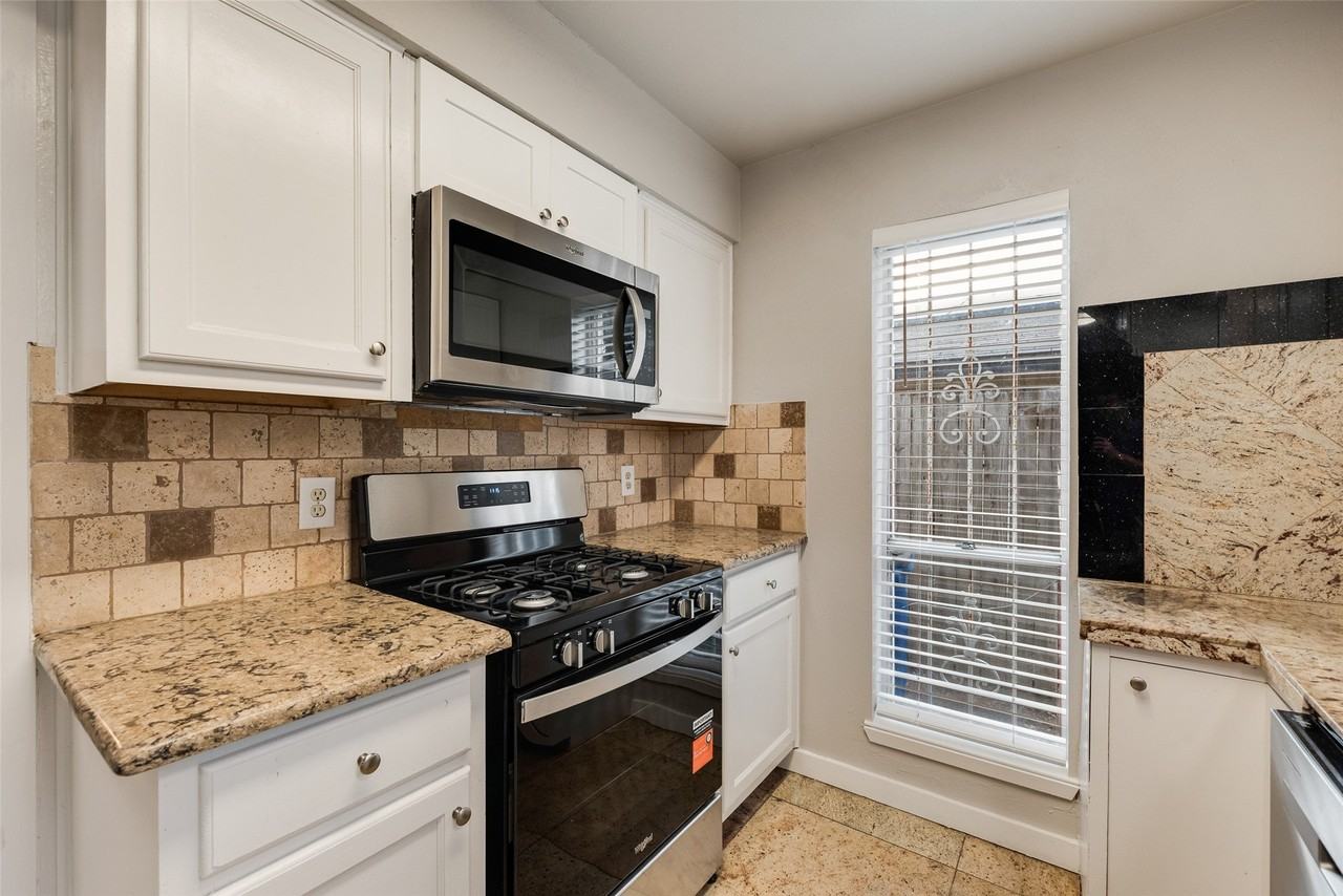 9829 Grove Oaks Blvd - Photo 7 of 18