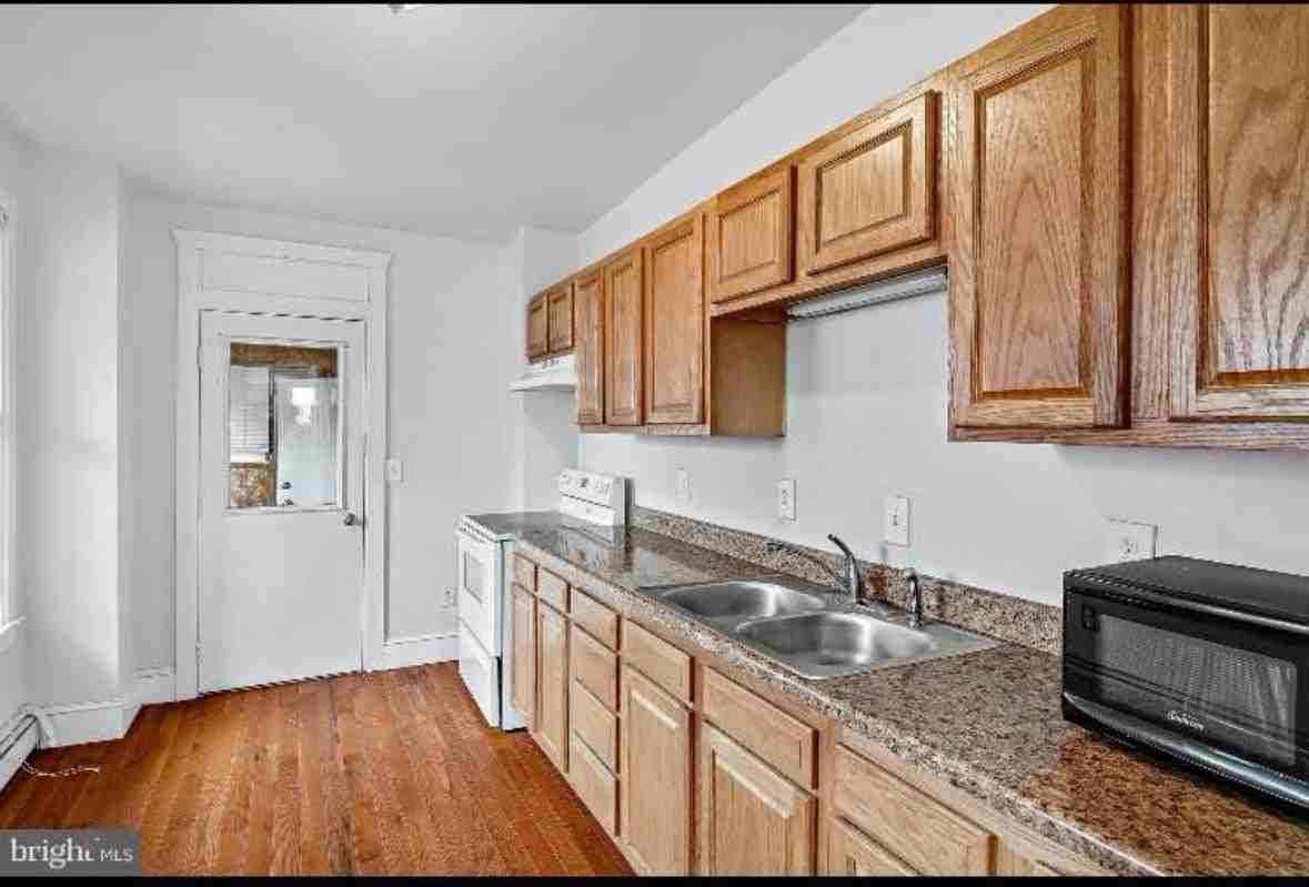 2116 Greenwood St - Photo 3 of 13