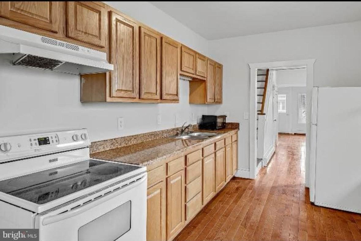 2116 Greenwood St - Photo 4 of 13