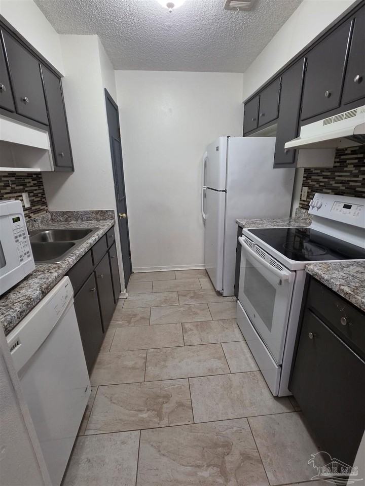 8380 Country Walk Dr #B - Photo 5 of 22