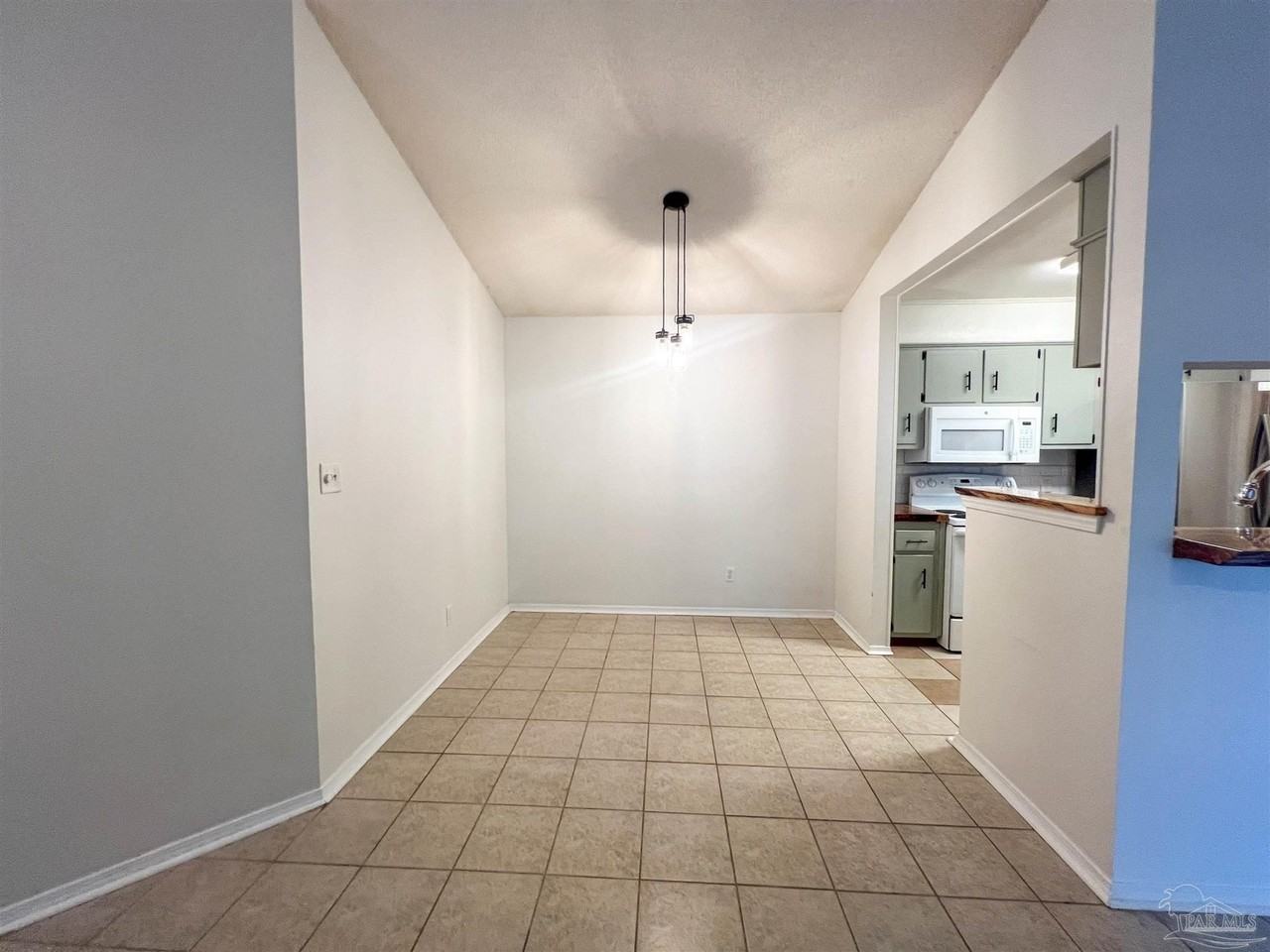 8101 Treetop Ln - Photo 4 of 25