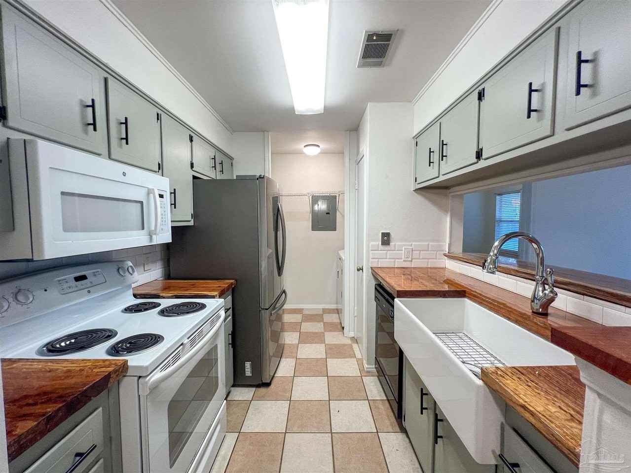 8101 Treetop Ln - Photo 5 of 25