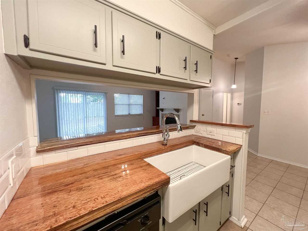 8101 Treetop Ln - Photo 6 of 25