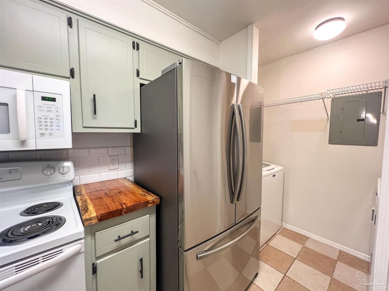 8101 Treetop Ln - Photo 7 of 25