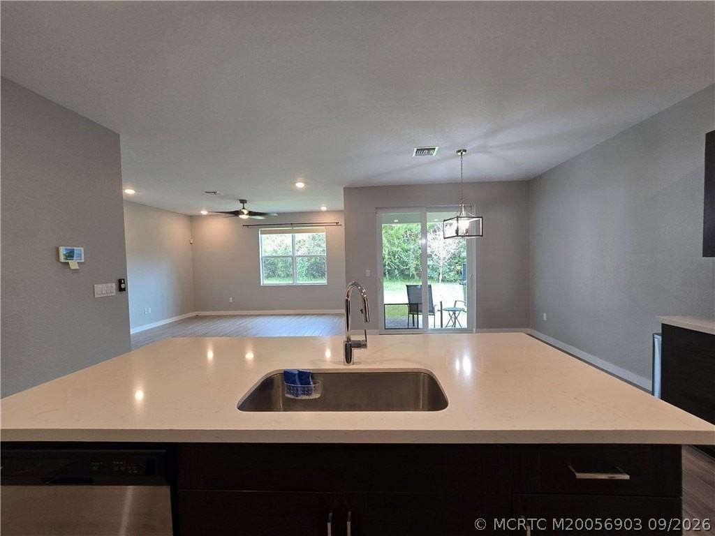 1404 Ne White Pine Ter - Photo 2 of 23