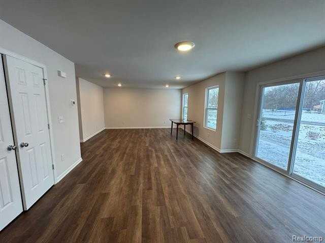 581 Village Point Cir - Photo 5 of 27