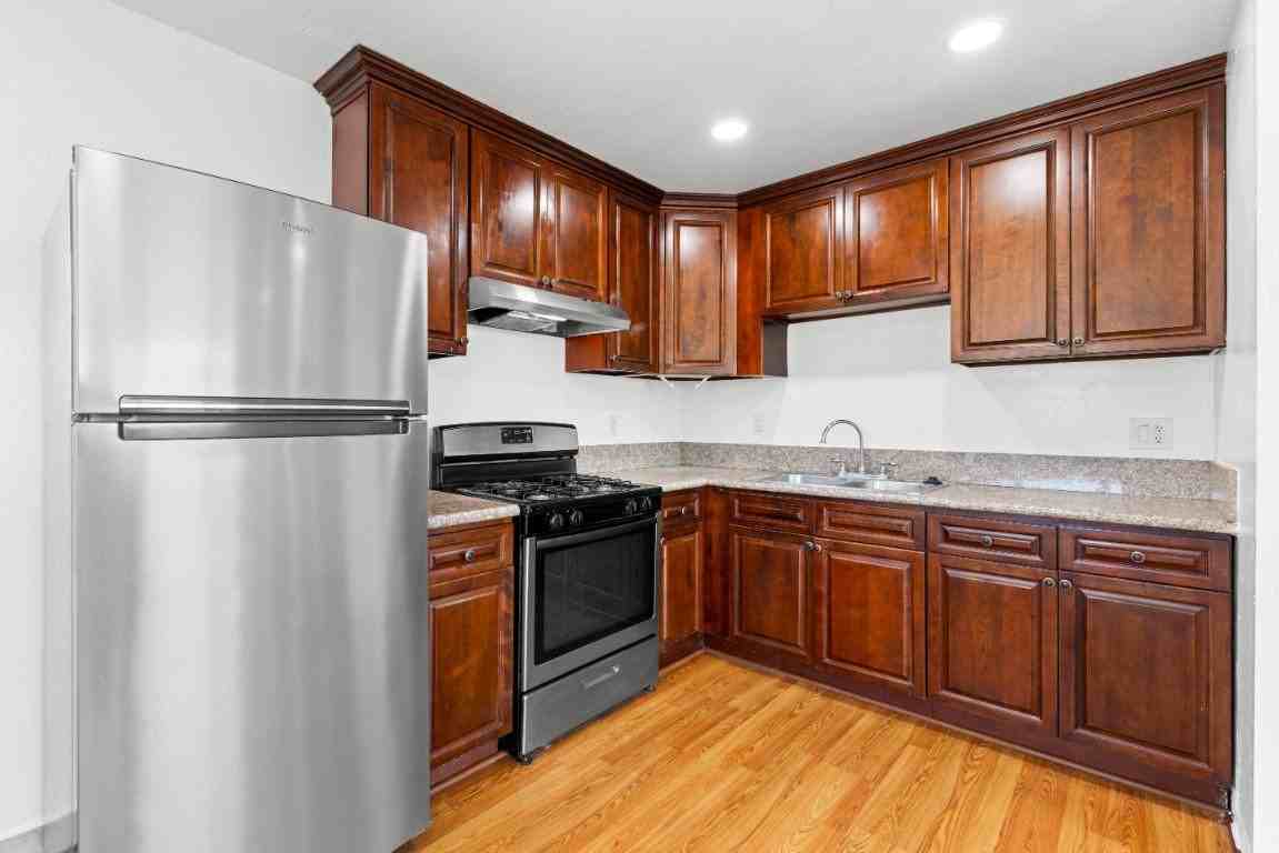 1031 Leslie Rd - Photo 5 of 19