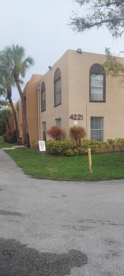 4221 Nw 19th St #296 - Photo 2 of 7