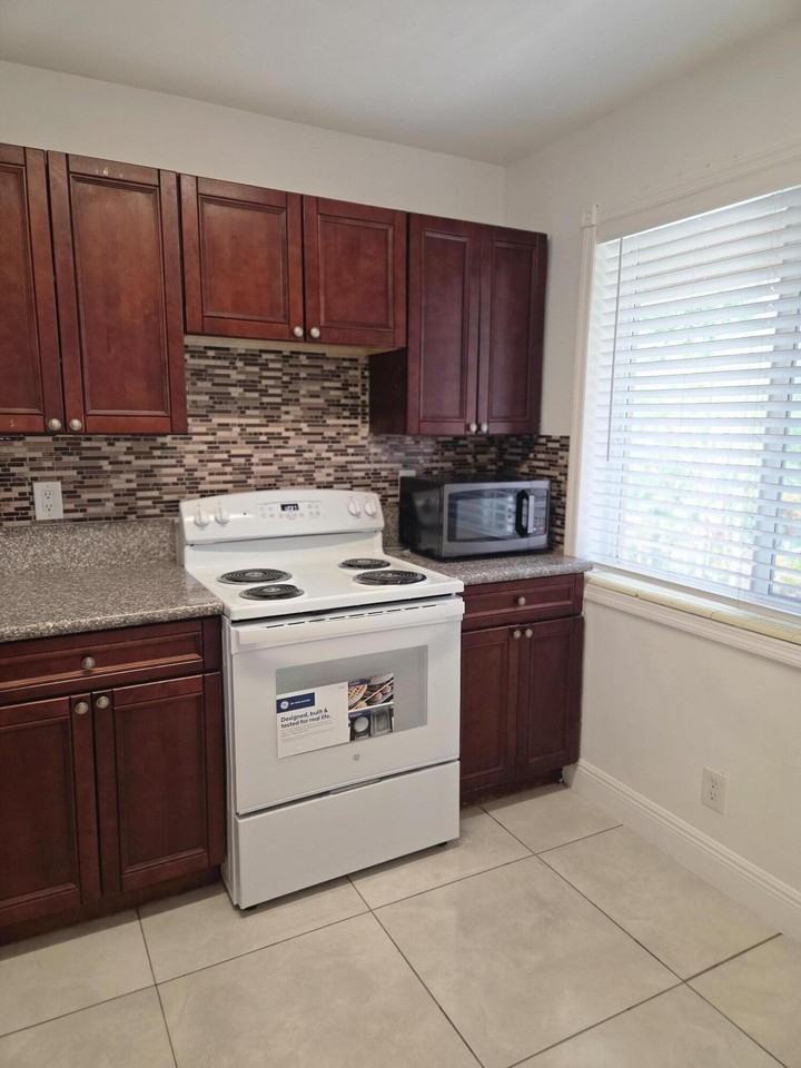 1839 Plunkett St #2 - Photo 7 of 19