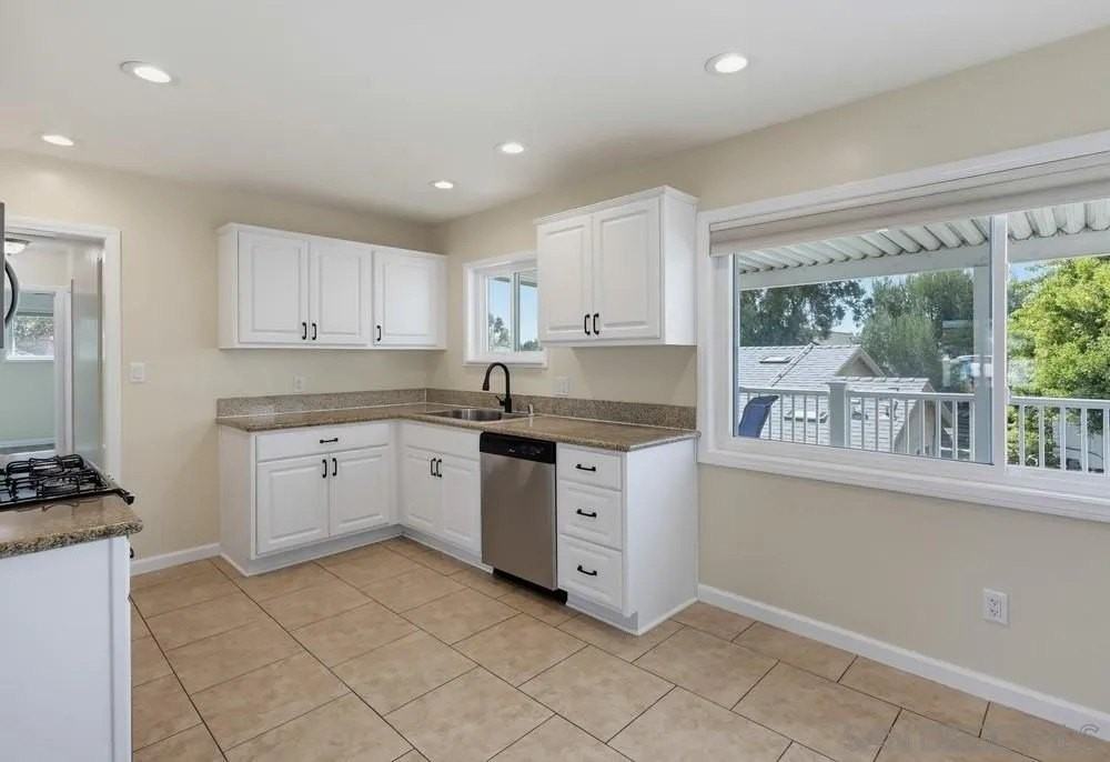 330 35th St - Photo 5 of 45