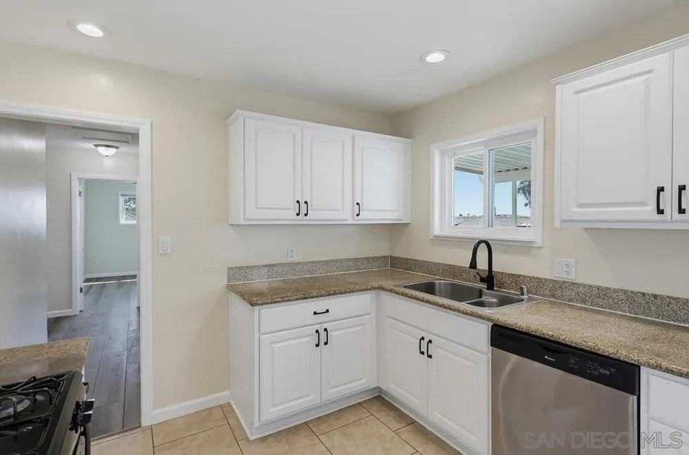 330 35th St - Photo 6 of 45