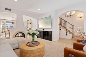 featured image of 105 W De La Guerra St #Q