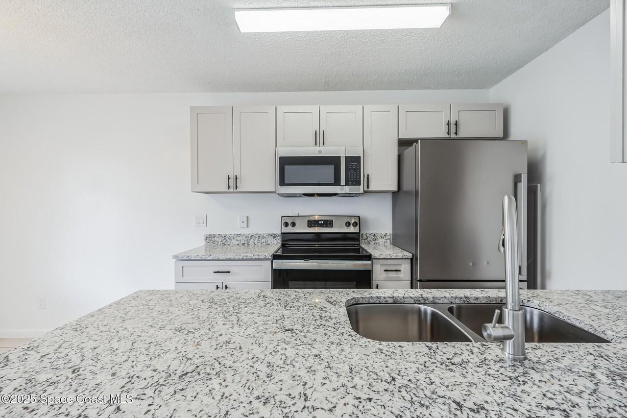 451 Mercury Ave Se #102 - Photo 4 of 20