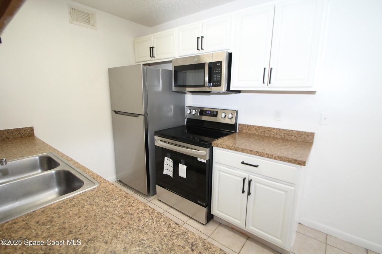 441 Mercury Ave Se #203 - Photo 3 of 17