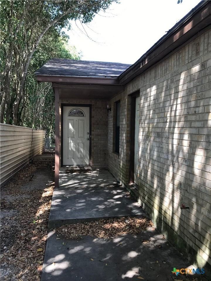 1303 N Bishop St - Photo 2 of 14